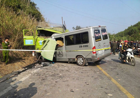 Hiện trường vụ tai nạn thảm khốc ở Thanh Hóa chiều ngày 24-1 khiến ít nhất 9 người tử nạn.